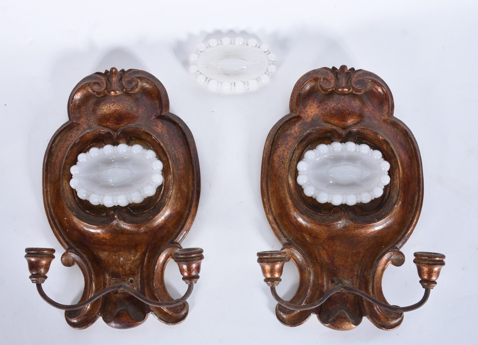 Par de apliques de madeira dourada para duas velas cada, detalhes ao... - foto 2 de 6