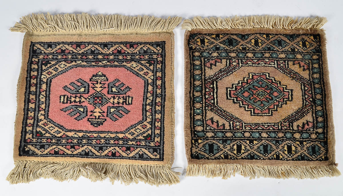 Dois mini tapetes pakistan de mesa. Med. 30 x 29 cm.
