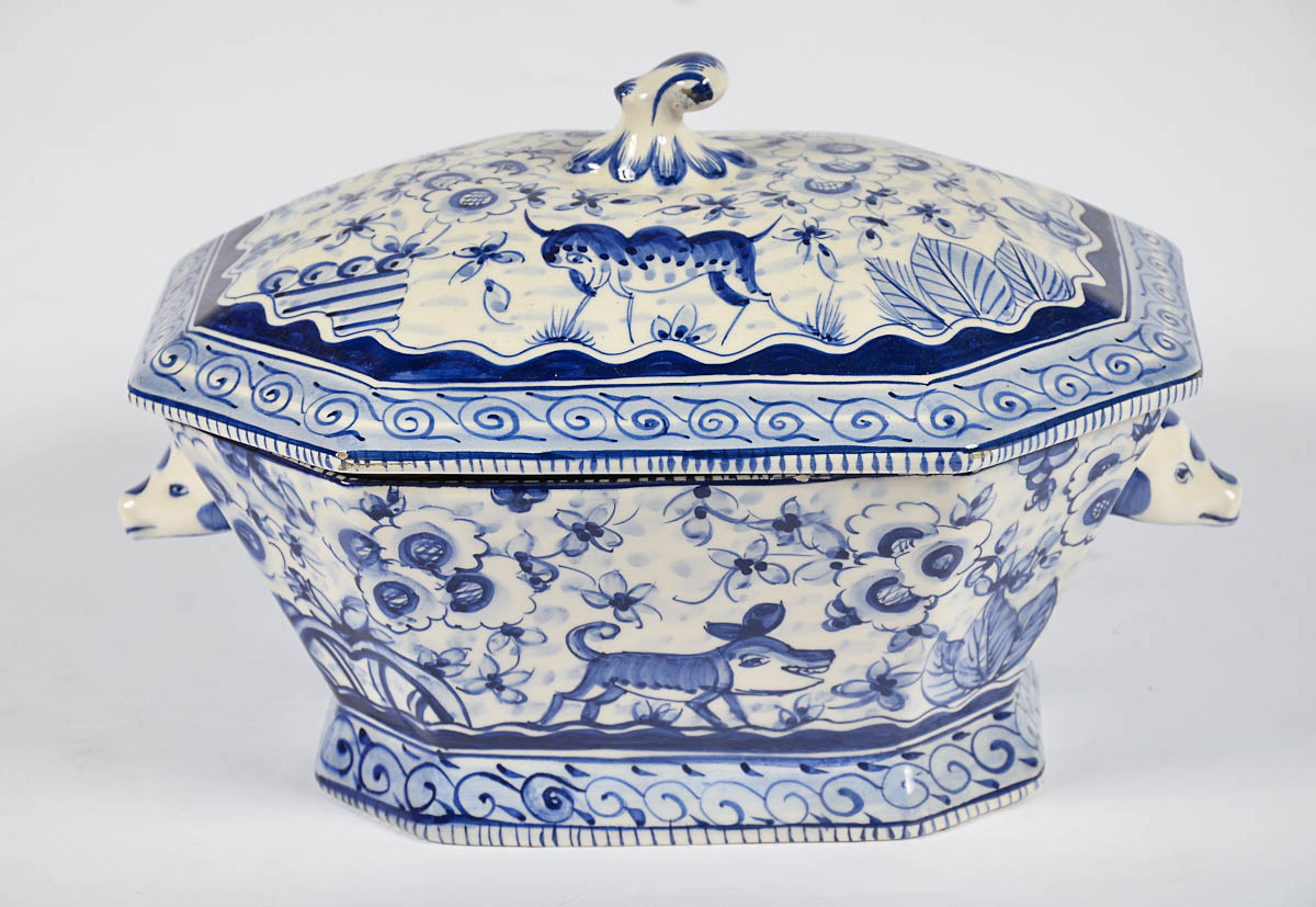 Sopeira de cerâmica oitavada nas cores azul e branco. Med. 37 x 24 cm.