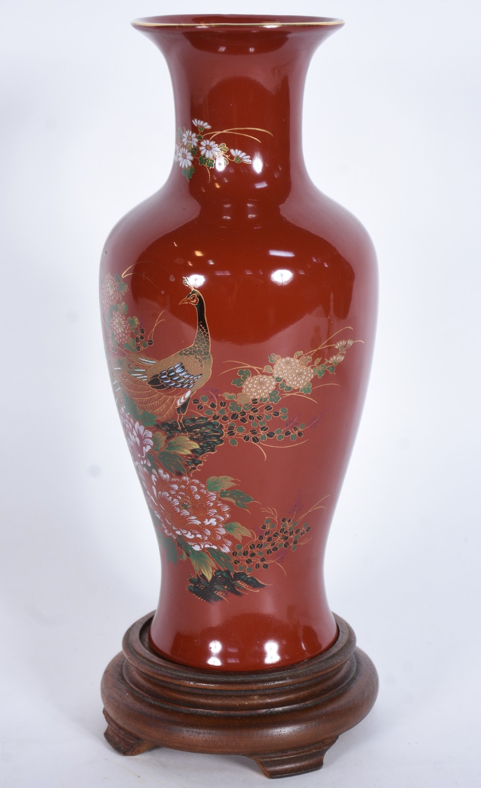 Vaso de porcelana oriental na cor rouge de fer decorada com ave em... - foto 1 de 6