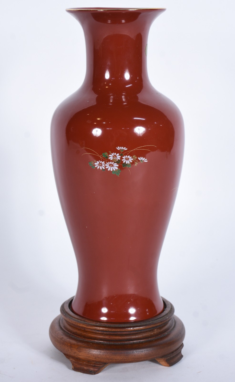Vaso de porcelana oriental na cor rouge de fer decorada com ave em... - foto 3 de 6