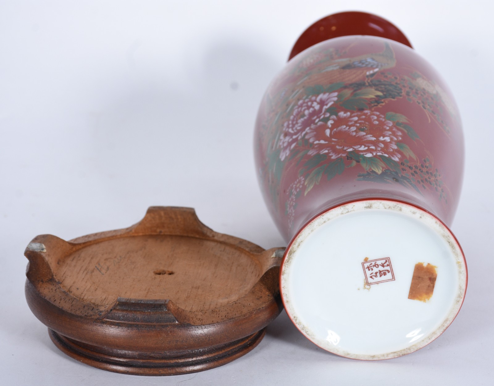 Vaso de porcelana oriental na cor rouge de fer decorada com ave em... - foto 4 de 6