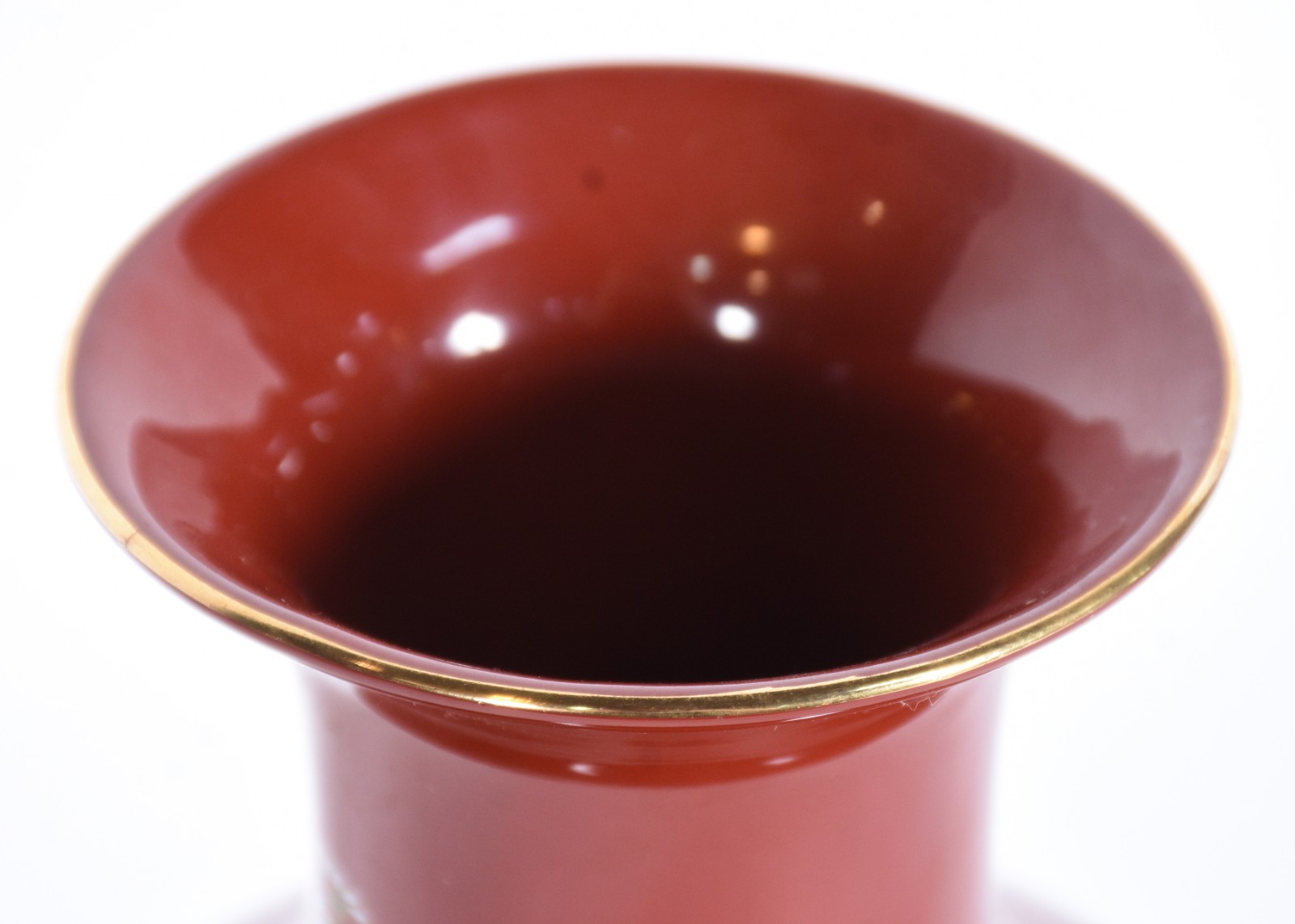 Vaso de porcelana oriental na cor rouge de fer decorada com ave em... - foto 6 de 6