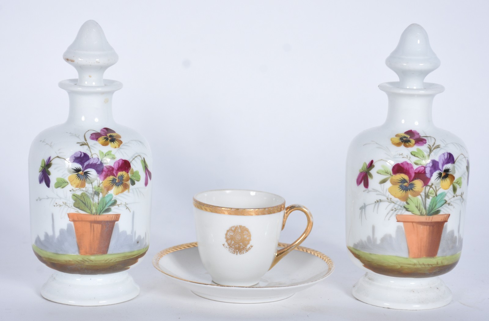 Par de pequenas potiches (um deles com a borda lascada) de porcelana... - foto 1 de 8