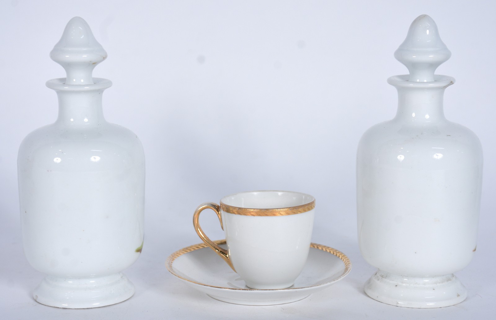 Par de pequenas potiches (um deles com a borda lascada) de porcelana... - foto 2 de 8