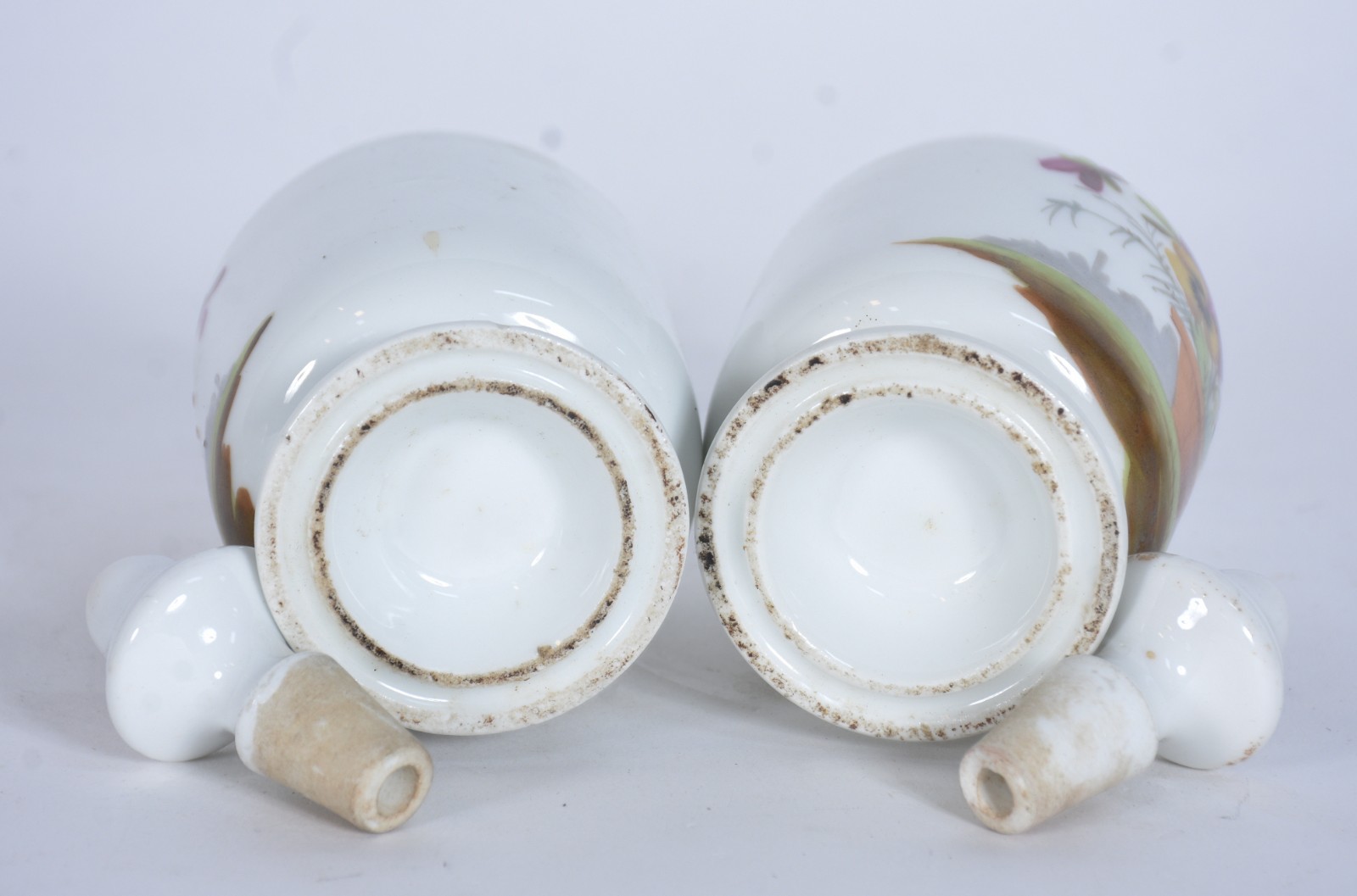 Par de pequenas potiches (um deles com a borda lascada) de porcelana... - foto 4 de 8