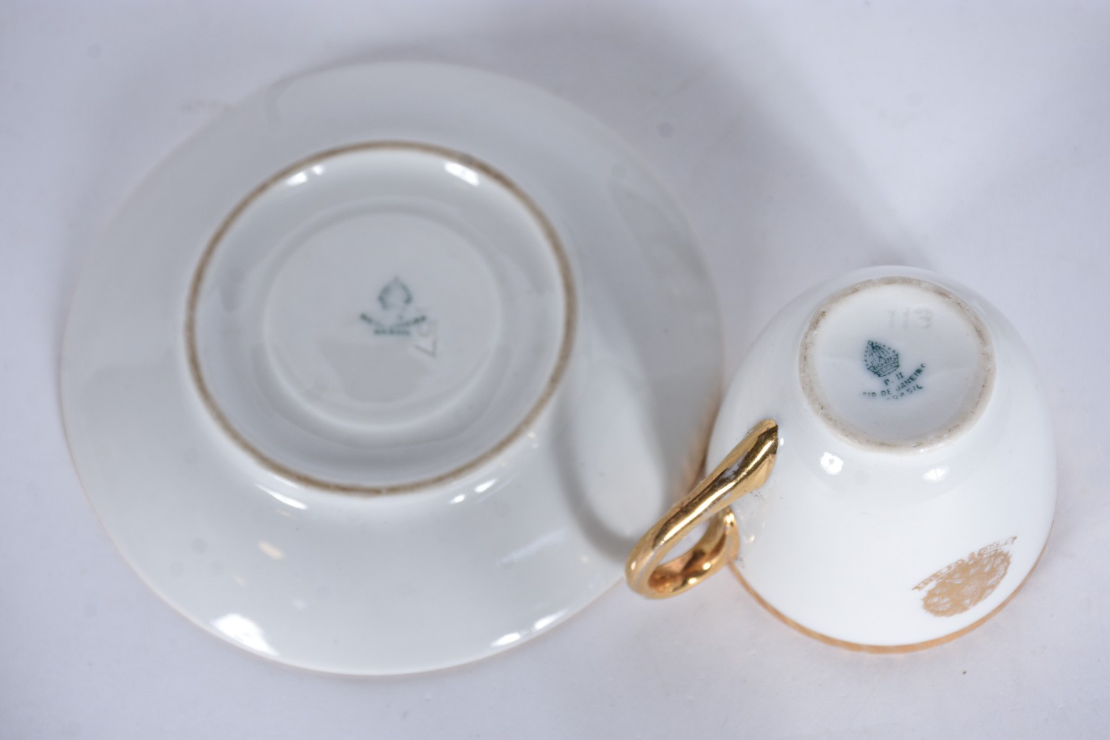 Par de pequenas potiches (um deles com a borda lascada) de porcelana... - foto 5 de 8