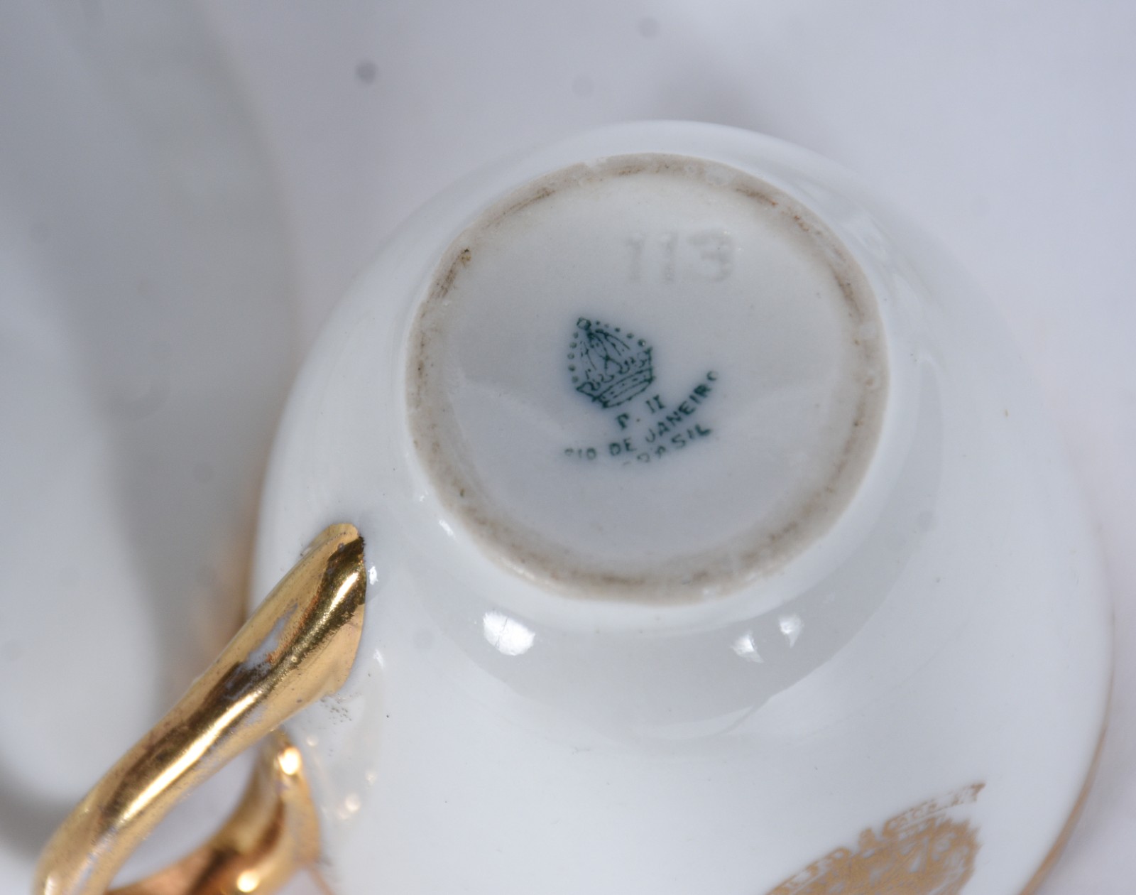 Par de pequenas potiches (um deles com a borda lascada) de porcelana... - foto 6 de 8