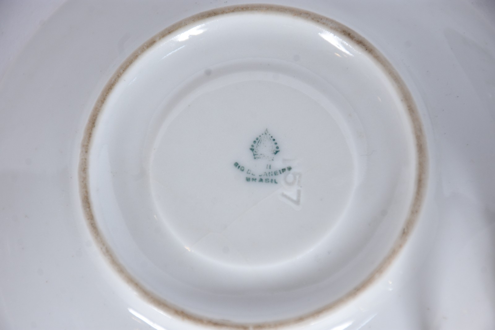 Par de pequenas potiches (um deles com a borda lascada) de porcelana... - foto 7 de 8