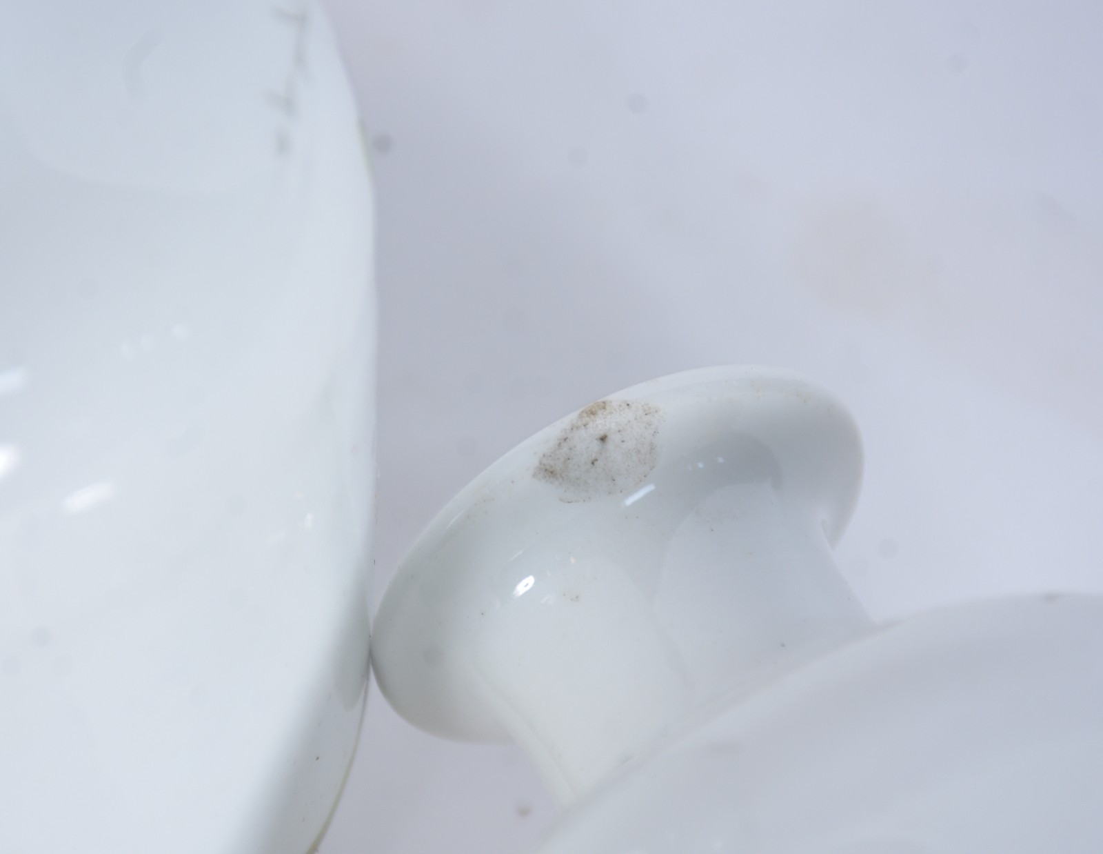 Par de pequenas potiches (um deles com a borda lascada) de porcelana... - foto 8 de 8