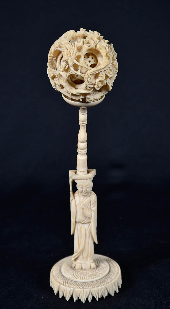 Estatueta de marfim representando chines com jogo de sete bolas. Alt...