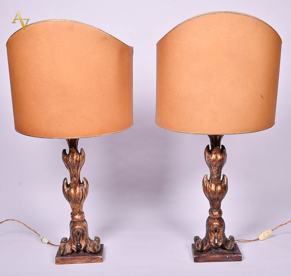 Par de abatjores de madeira dourada( no estado). Alt. 48 cm.