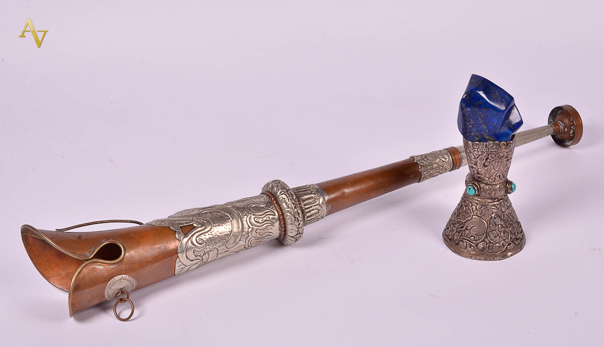 Duas peças orientais de metal sendo: Selo com pedra azul l(alt. 12...
