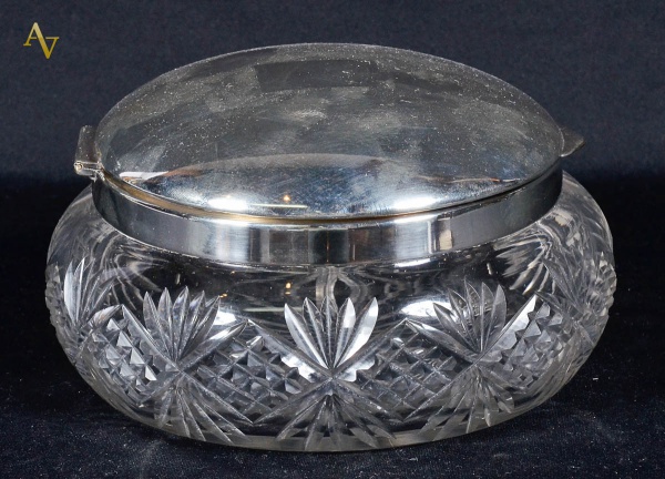 Bomboniere de cristal europeu lapidado com tampa de metal prateado (...