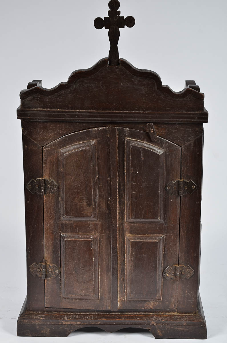 Pequeno oratório de madeira. Alt. 62 cm - med. 36 x 19 cm.