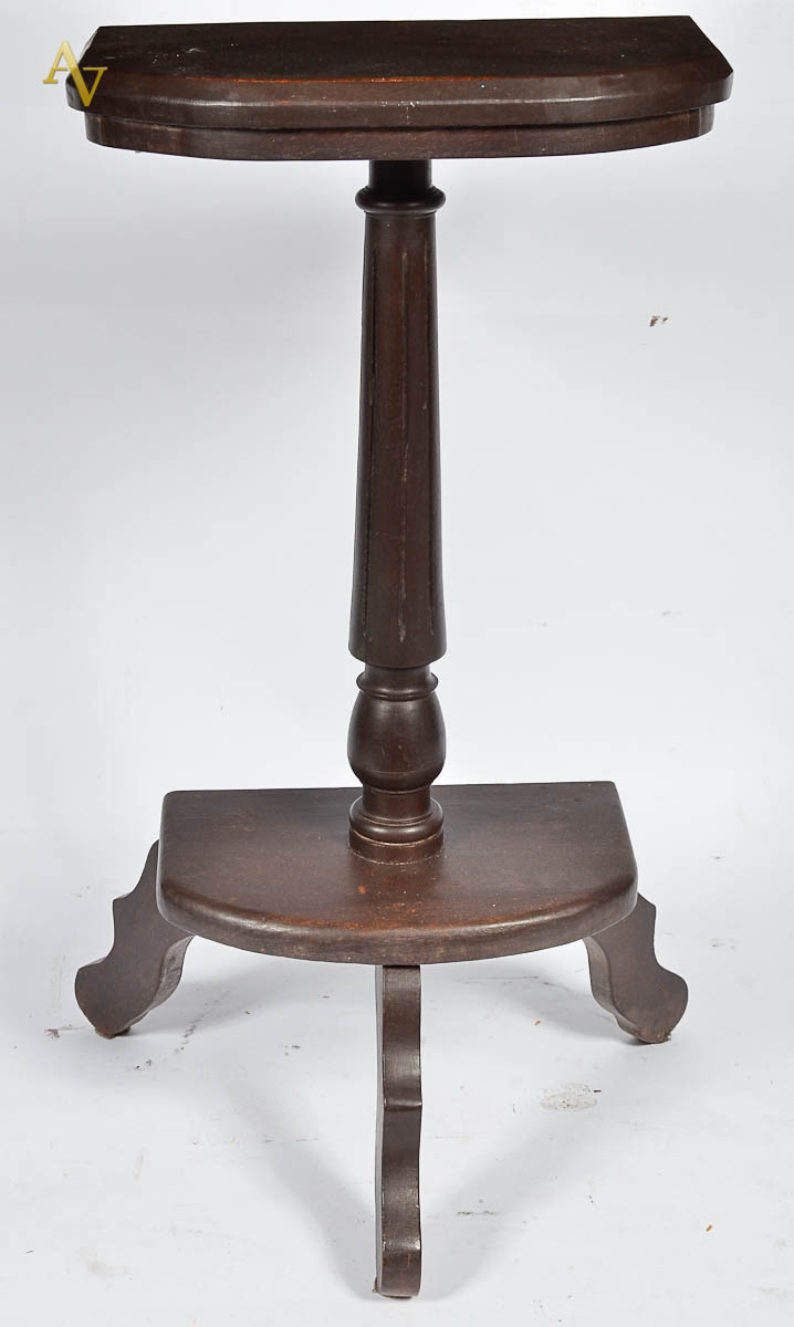 Coluna de madeira nobre. Alt. 86 cm - med. 56 x 28 cm.