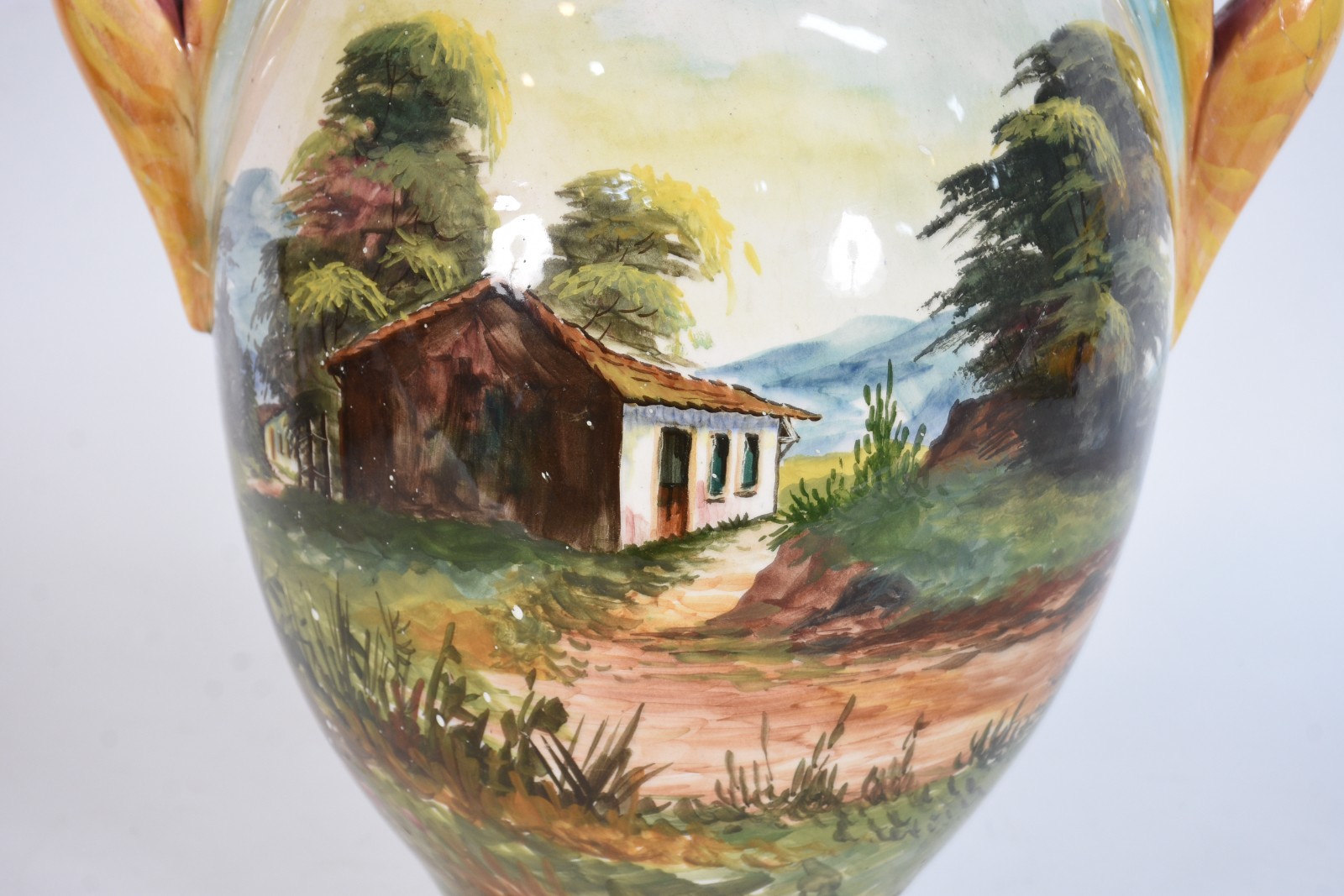 Vaso de faiança com paisagens em policromia, pegas laterais... - foto 3 de 6