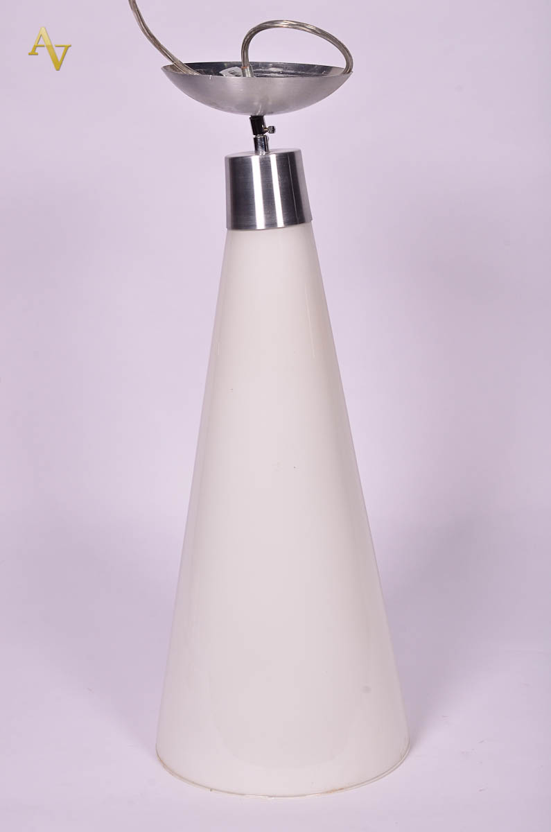 Luminária de vidro leitoso branco. Alt. 60 cm.