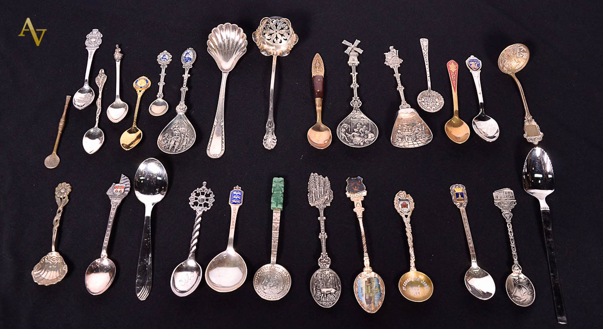 Diversas colherinhas de metal prateado, com modelos variados e 11...