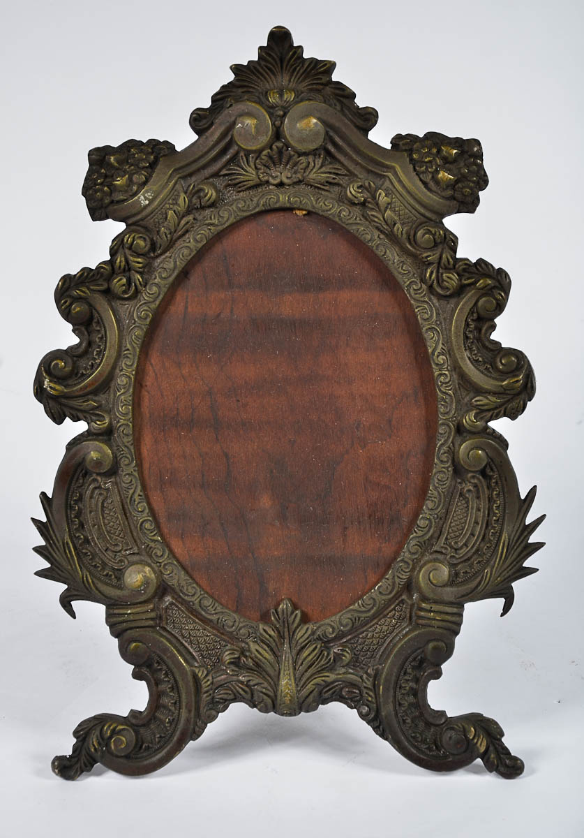 Porta retrato de bronze. Alt. 35 cm - larg. 25 cm.