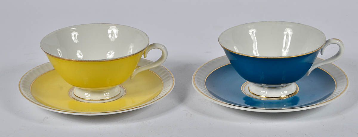 Par de xícaras de chá de porcelana Brennand sendo 1 na cor amarela e...