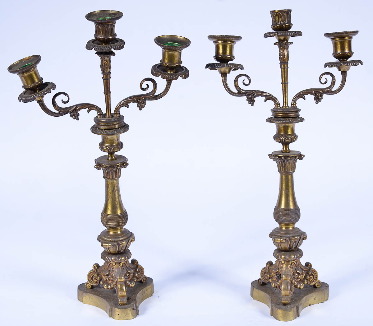Par de candelabros de bronze, no estado. Alt. 42 cm.