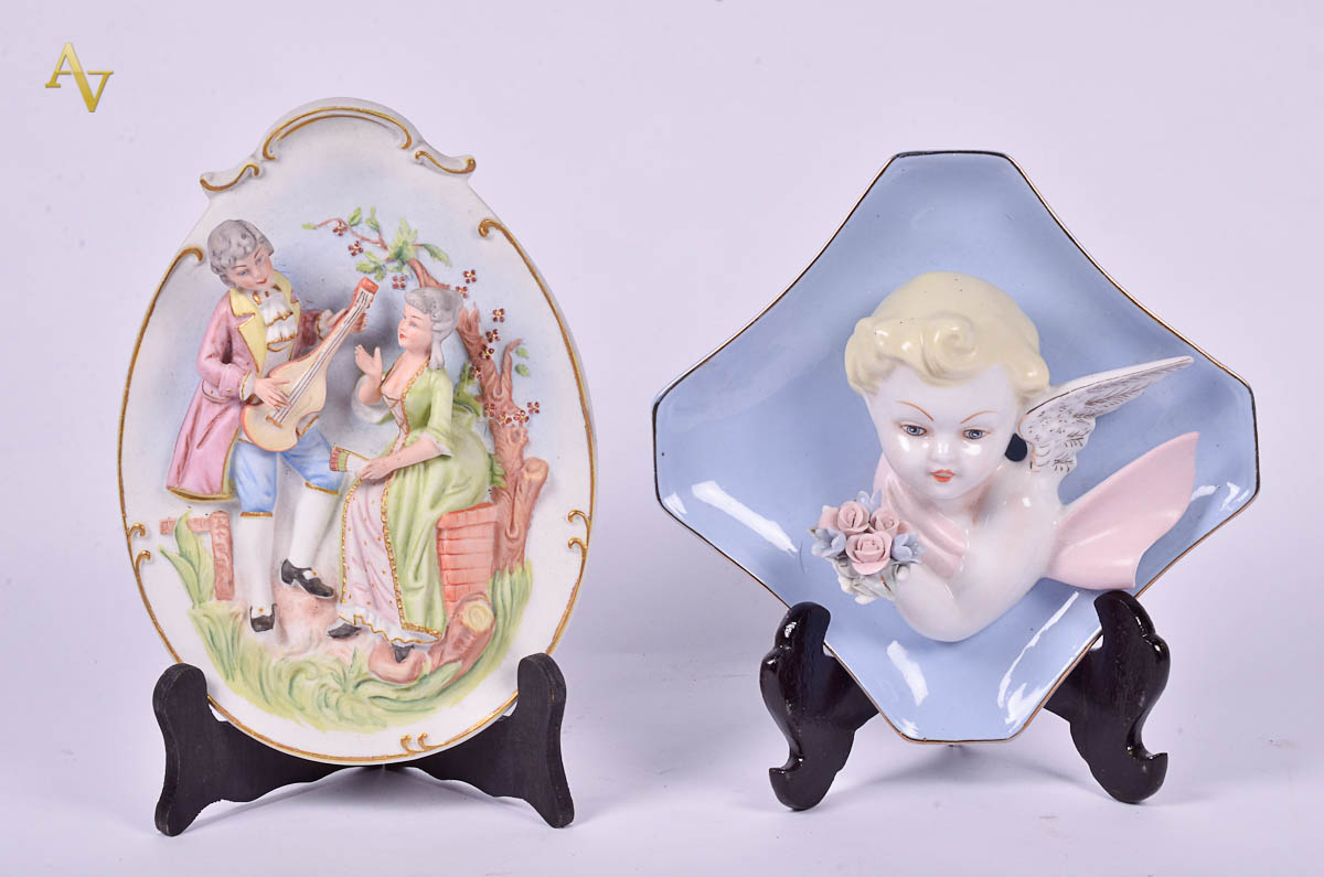 Duas peças de porcelana, sendo 1 placa com figura de casal e outra...