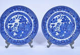 Par de pratos de faiança inglesa azul pombinho.... - Par de pratos de faiança inglesa azul pombinho. Diam. 22 cm.