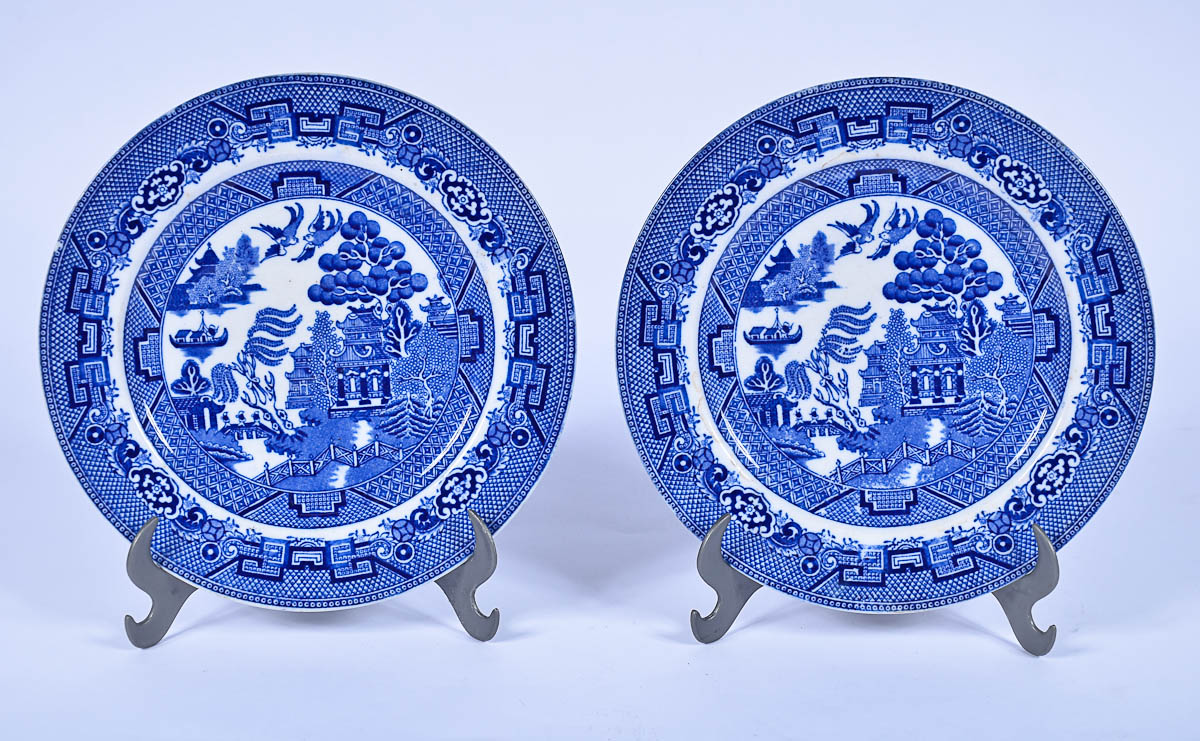 Par de pratos de faiança inglesa azul pombinho. Diam. 22 cm.
