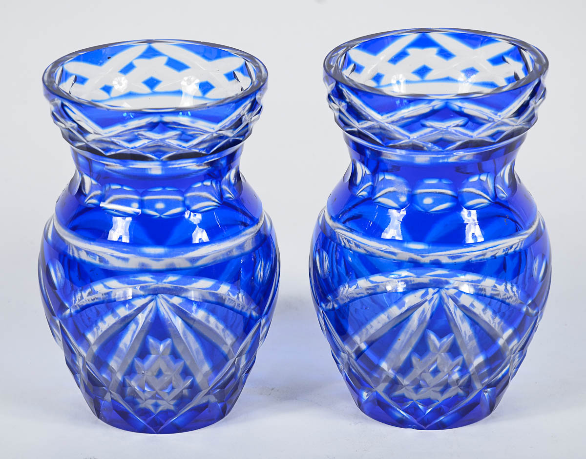 Par de vasos de cristal lapidado na cor azul. Alt. 14 cm.