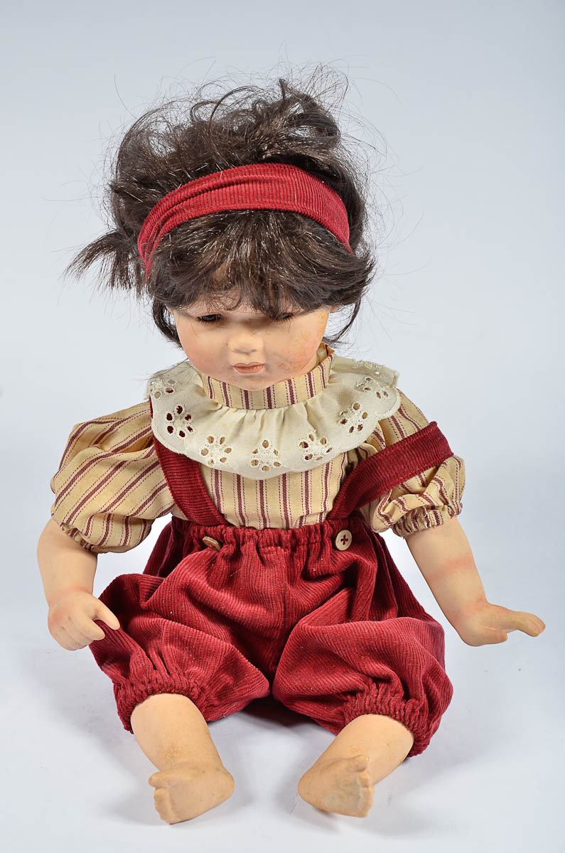 Boneca de porcelana. Alt. 30 cm.