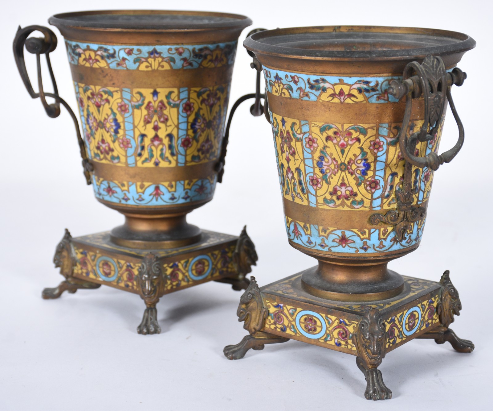Par de vasos franceses em bronze e aplicações em esmalte. - foto 1 de 7