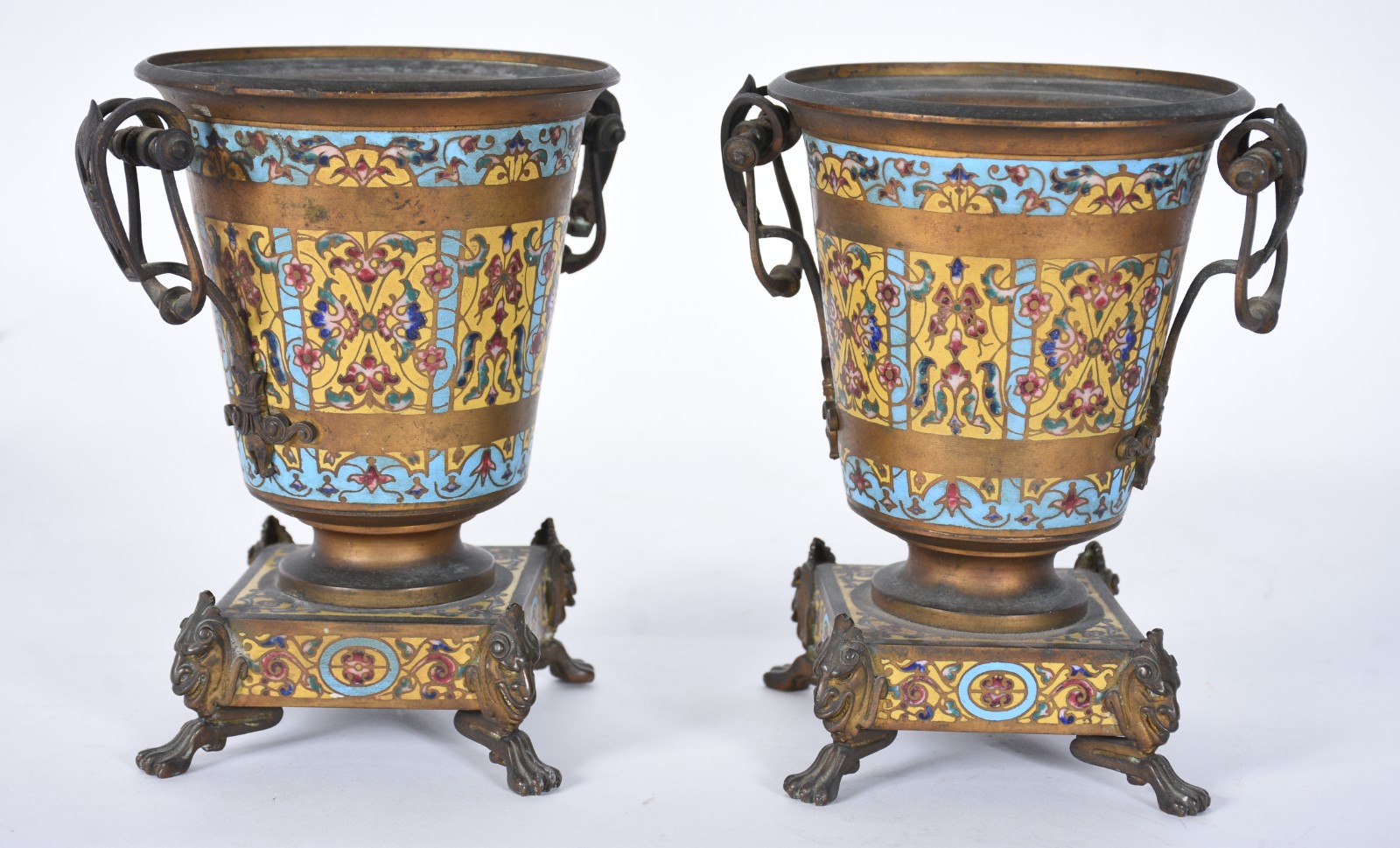 Par de vasos franceses em bronze e aplicações em esmalte. - foto 2 de 7