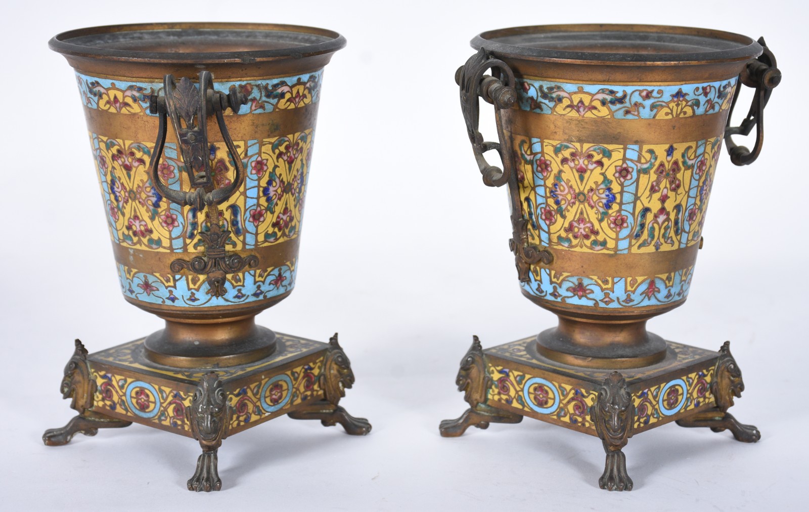 Par de vasos franceses em bronze e aplicações em esmalte. - foto 3 de 7