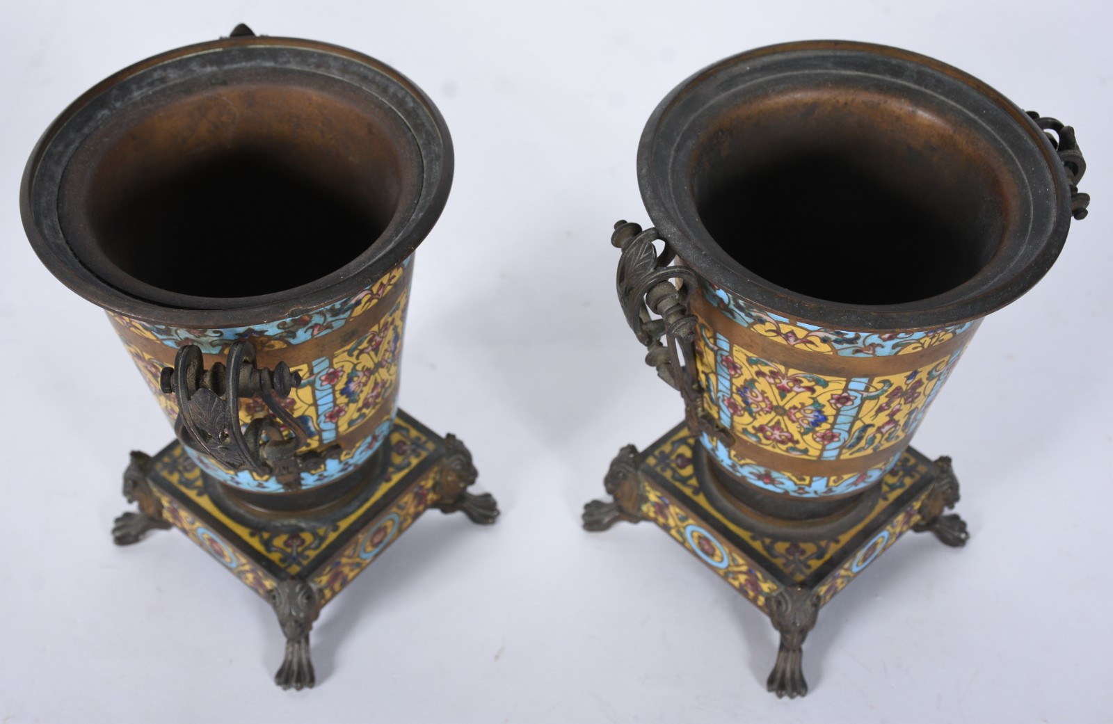 Par de vasos franceses em bronze e aplicações em esmalte. - foto 4 de 7