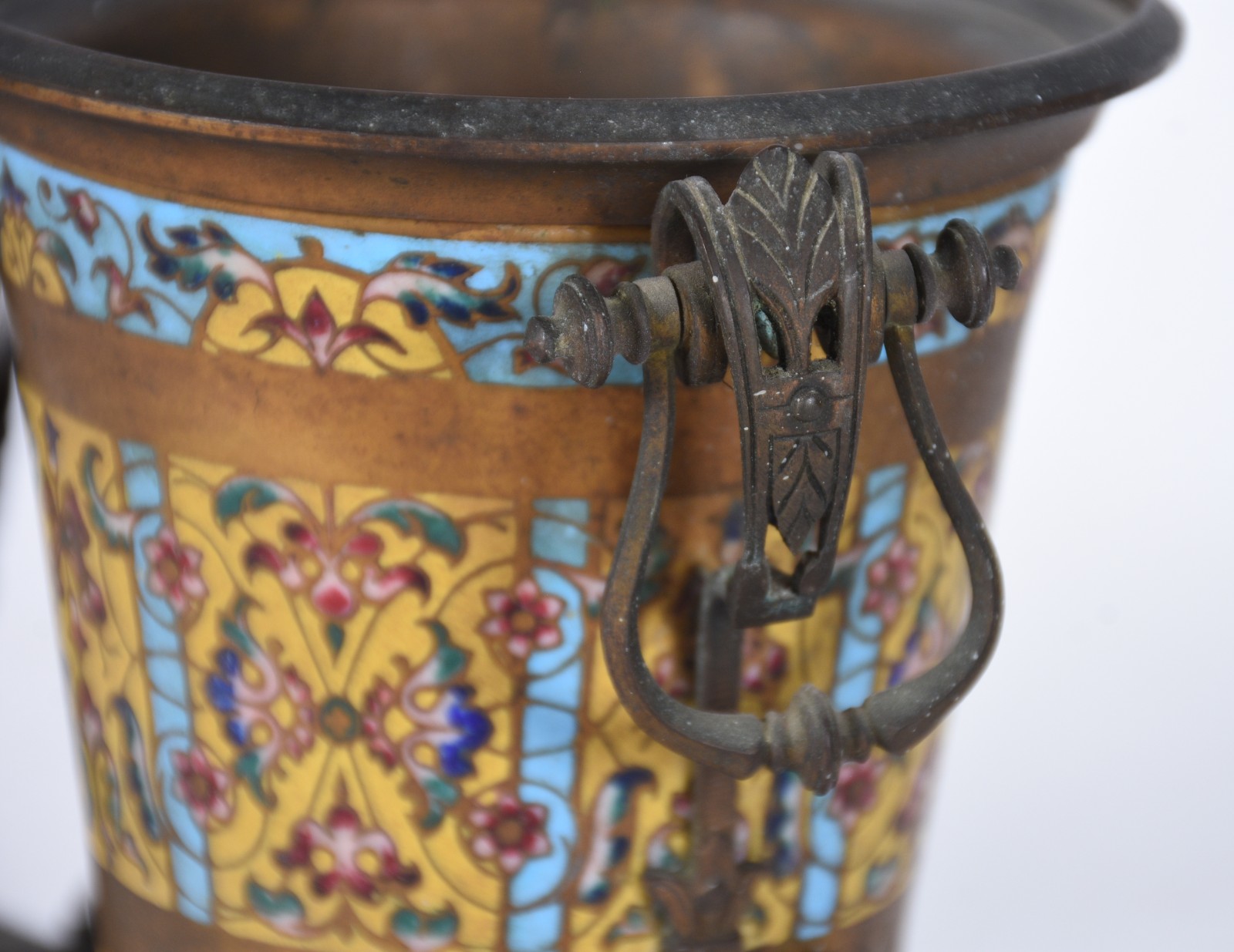 Par de vasos franceses em bronze e aplicações em esmalte. - foto 5 de 7