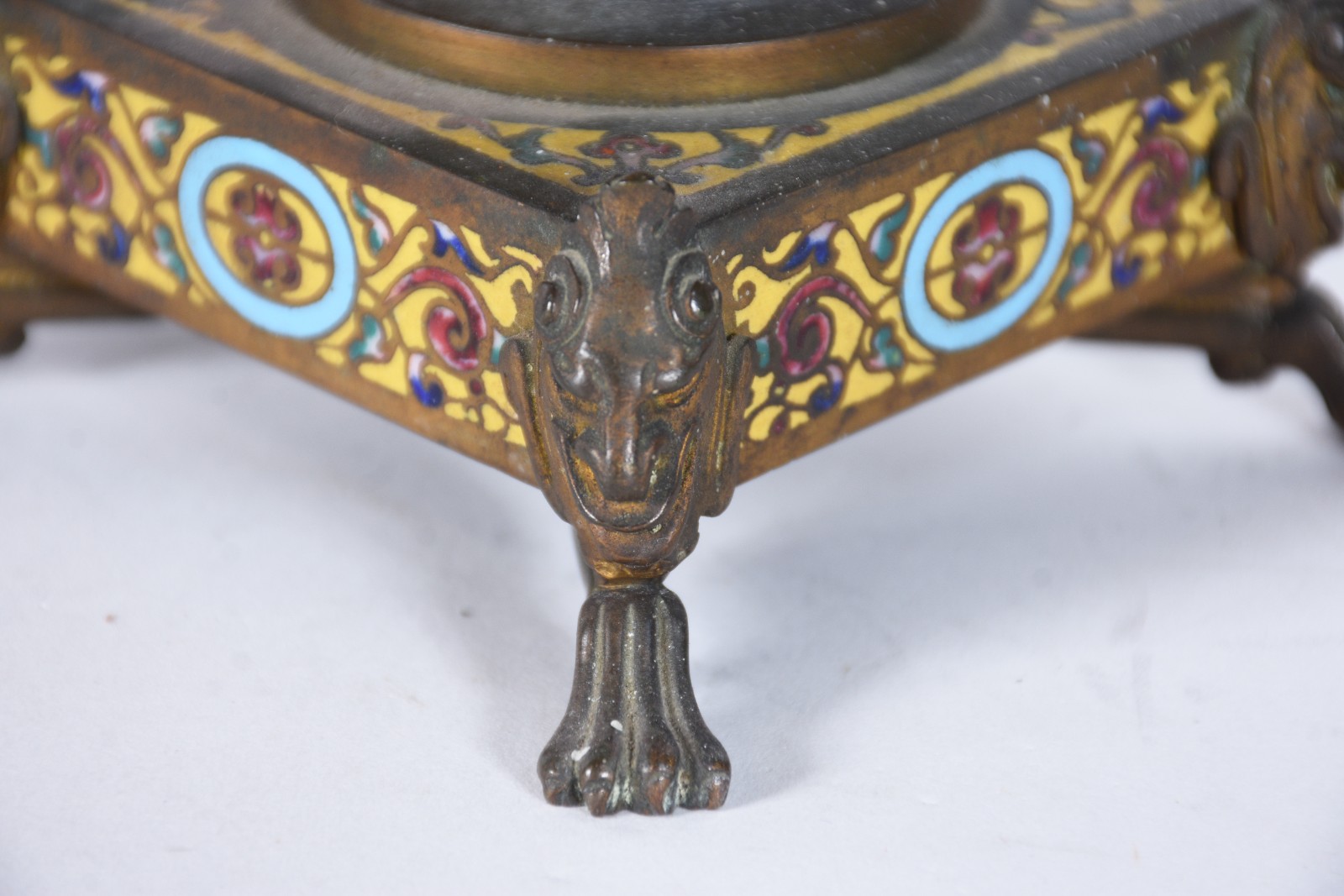 Par de vasos franceses em bronze e aplicações em esmalte. - foto 6 de 7
