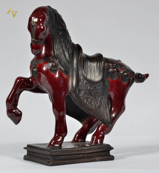 Cavalo de cerâmica ao gosto chines ( uma das patas colada). Comp. 39...
