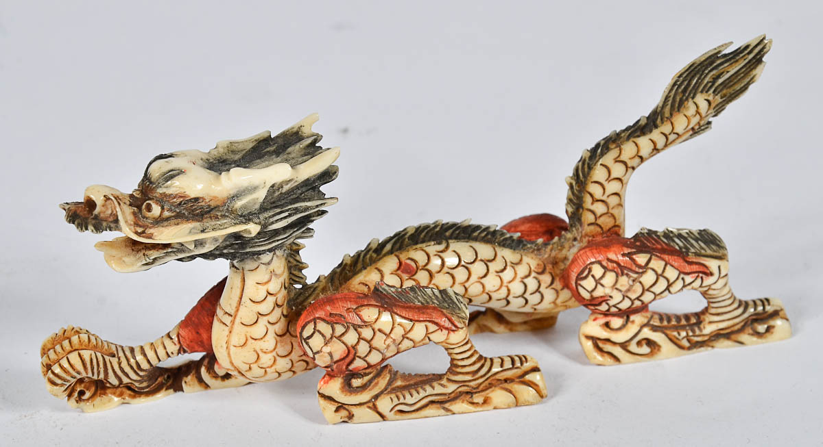 Estatueta de osso repres. Dragão, Comp. 16 cm.