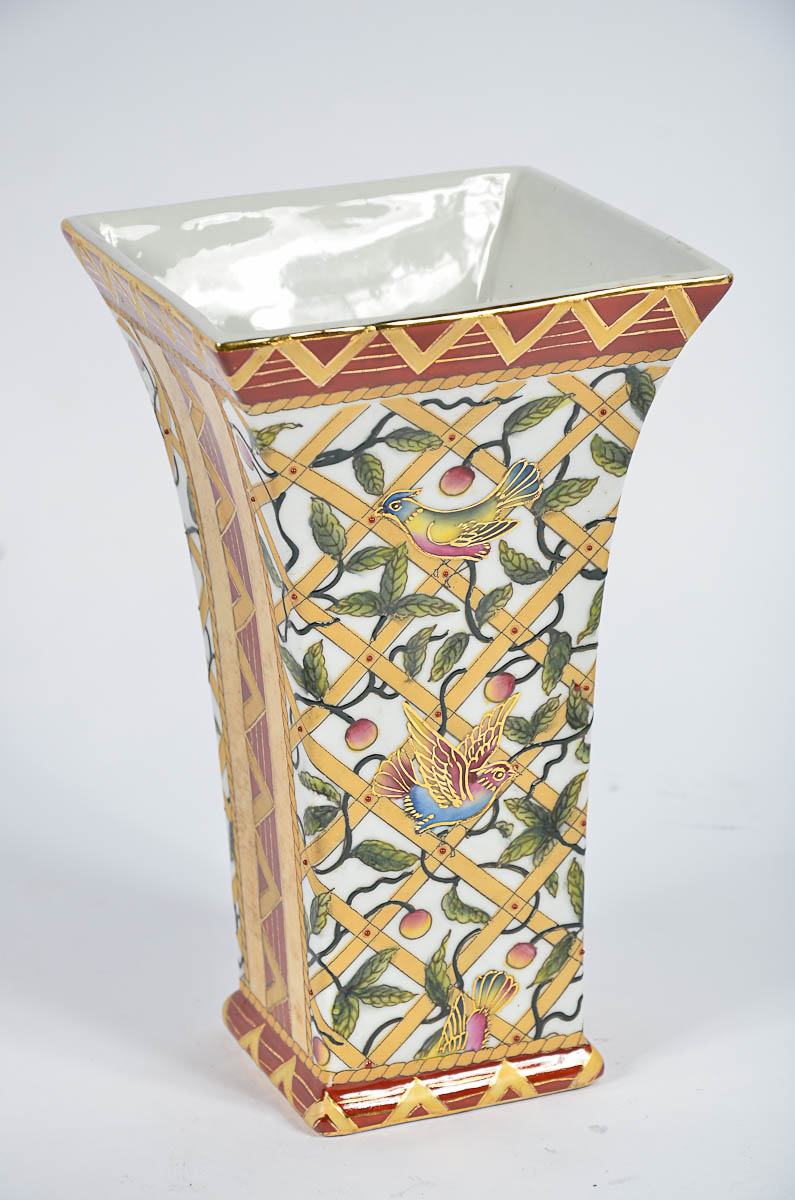 Vaso de porcelana decorado com pássaros e folhas em policromia e...