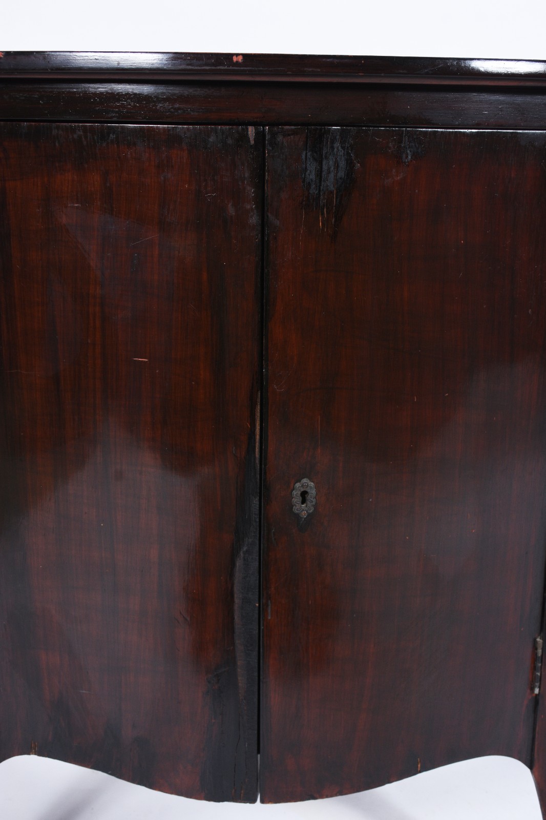 Móvel com 2 portas de madeira nobre, tampo recortado, prateleiras... - foto 6 de 6