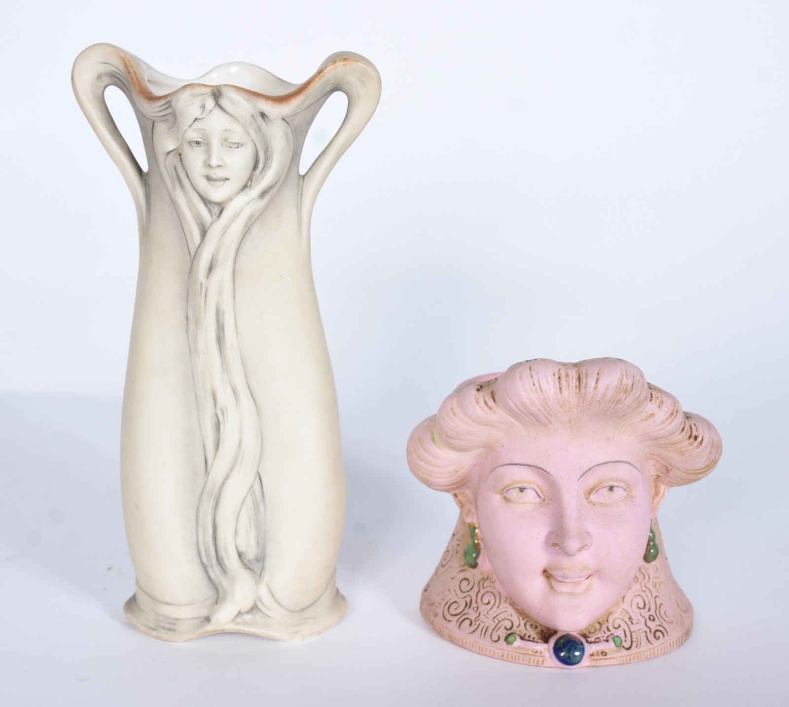 Dois vasos Art Nouveau de porcelana com rostos femininos, sendo um... - foto 1 de 9