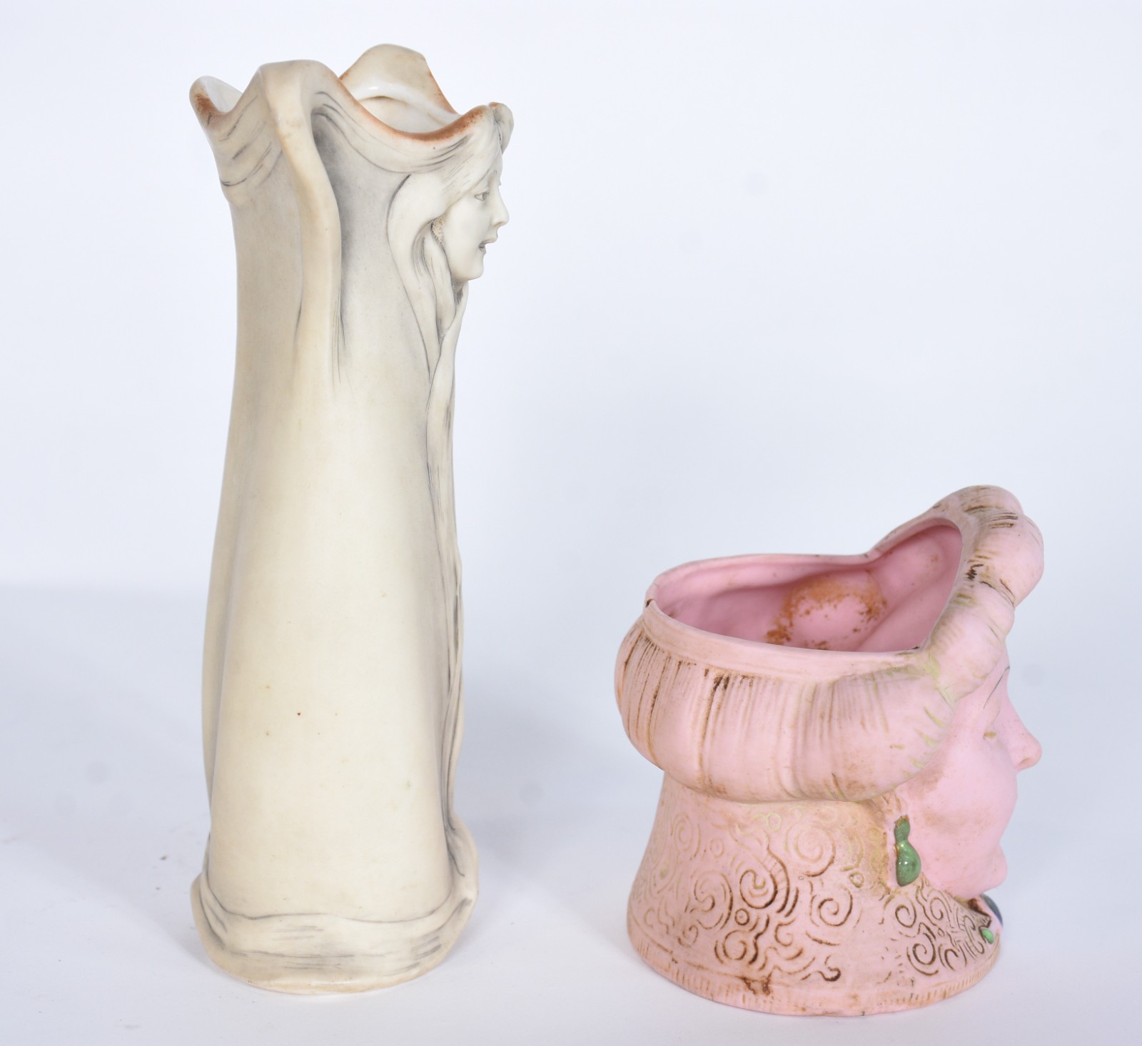 Dois vasos Art Nouveau de porcelana com rostos femininos, sendo um... - foto 2 de 9