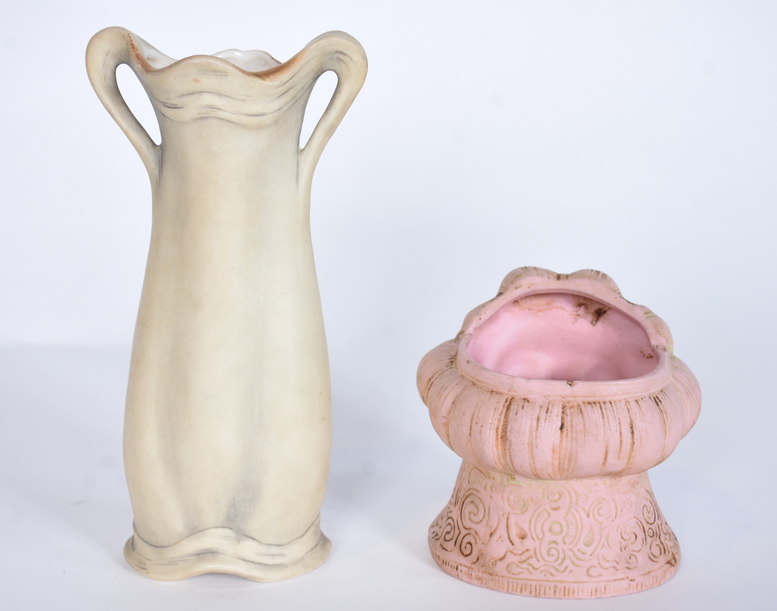 Dois vasos Art Nouveau de porcelana com rostos femininos, sendo um... - foto 3 de 9