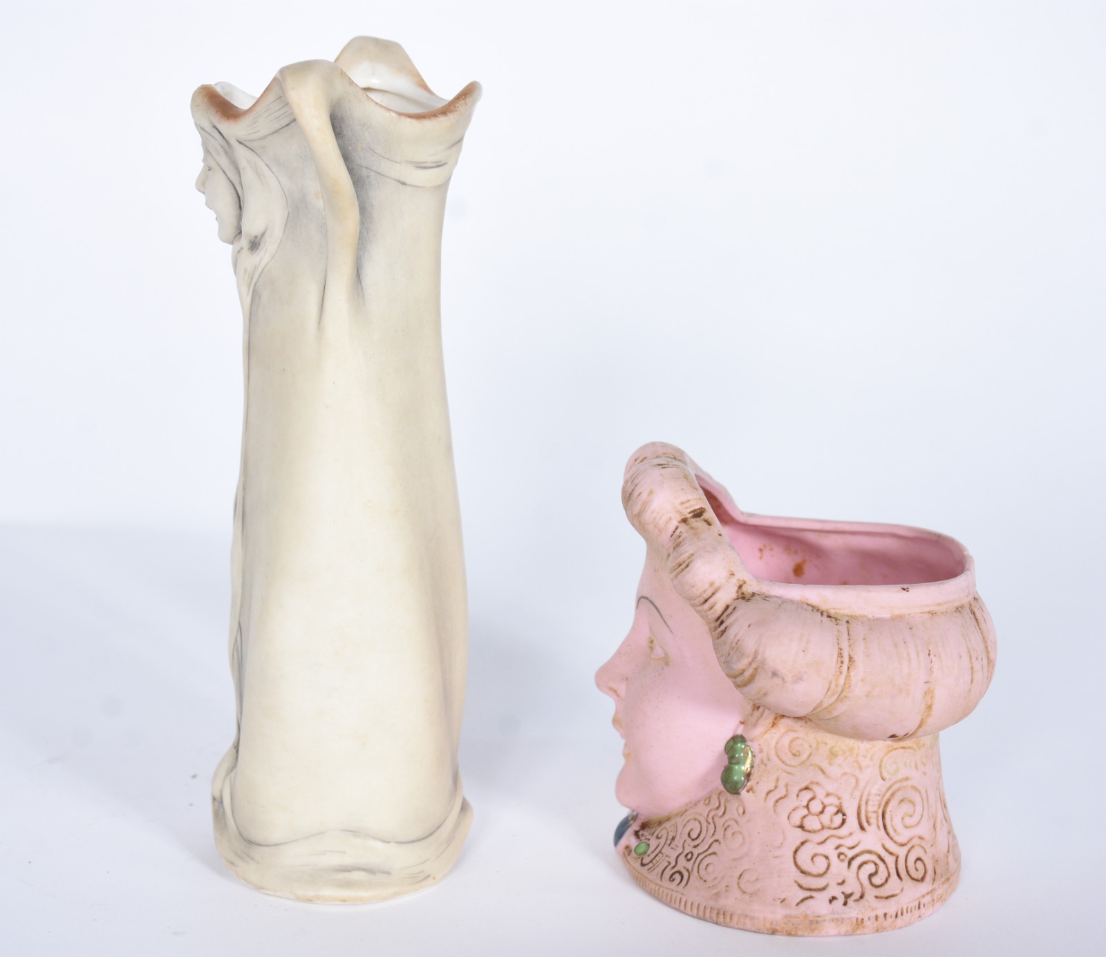 Dois vasos Art Nouveau de porcelana com rostos femininos, sendo um... - foto 4 de 9
