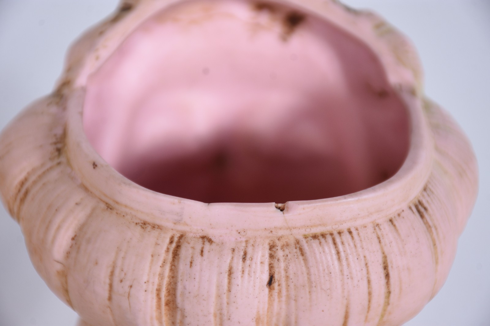 Dois vasos Art Nouveau de porcelana com rostos femininos, sendo um... - foto 8 de 9