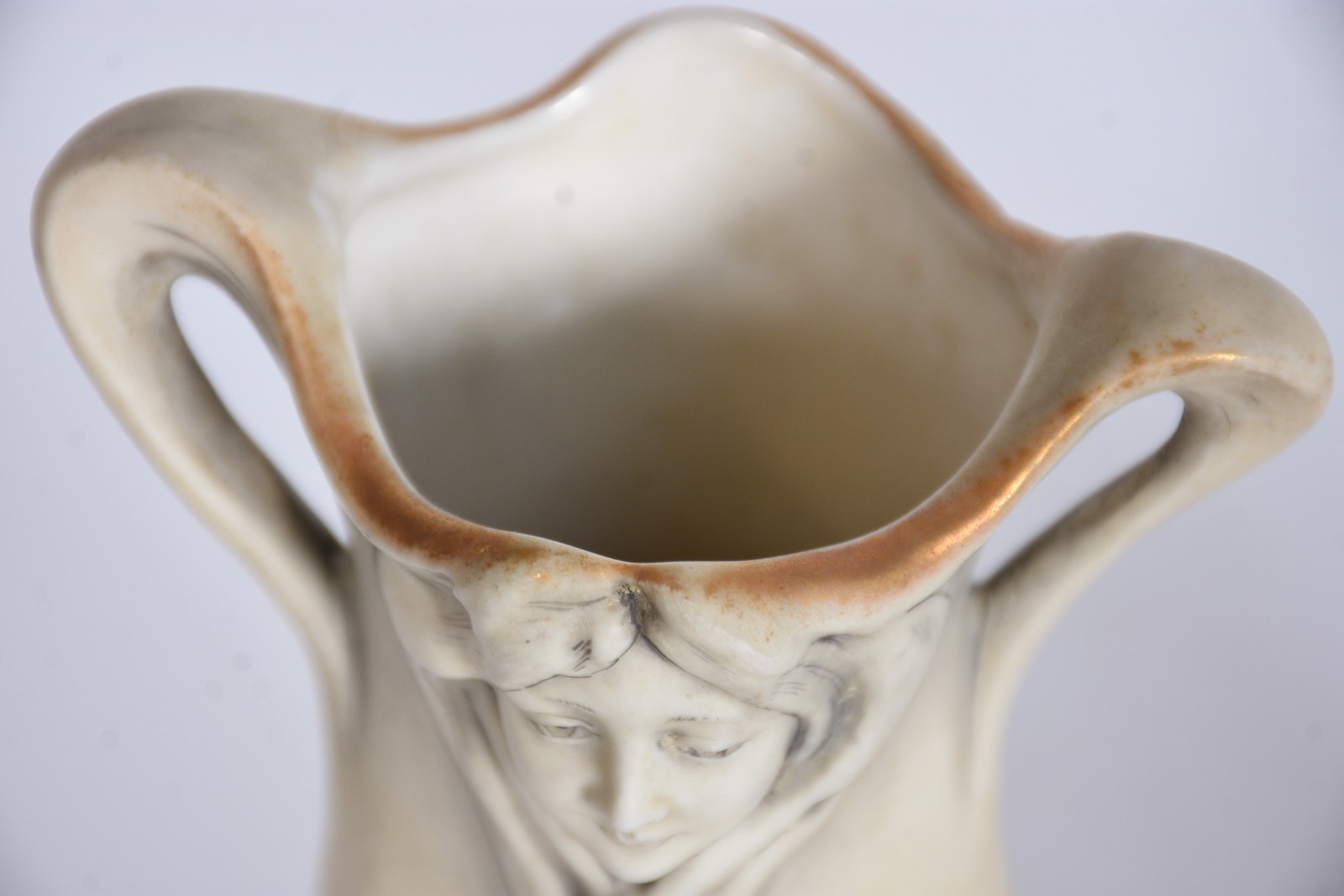 Dois vasos Art Nouveau de porcelana com rostos femininos, sendo um... - foto 9 de 9