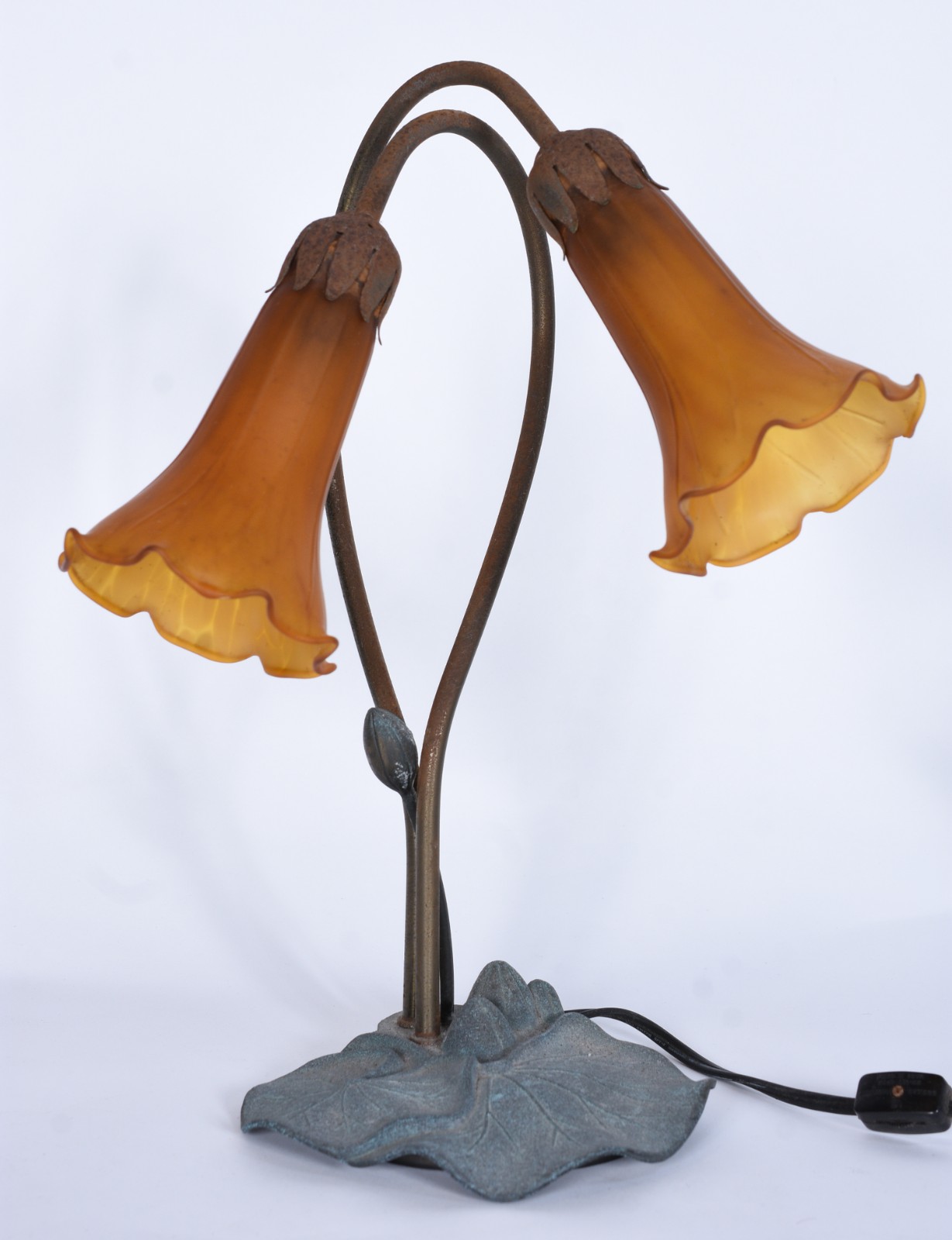 Luminária de metal com 2 tulipas de vidro na cor âmbar. Metal oxidado. - foto 1 de 5