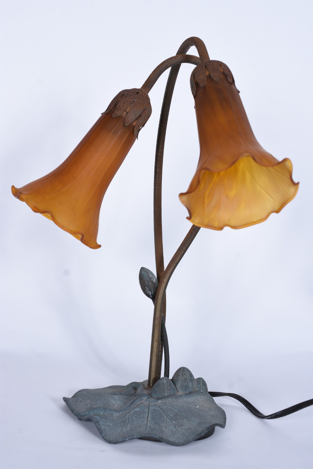 Luminária de metal com 2 tulipas de vidro na cor âmbar. Metal oxidado. - foto 2 de 5