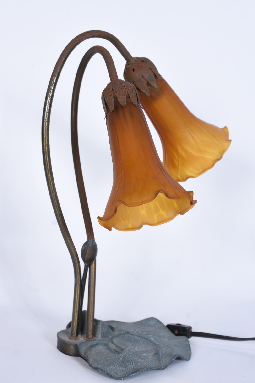 Luminária de metal com 2 tulipas de vidro na cor âmbar. Metal oxidado. - foto 3 de 5